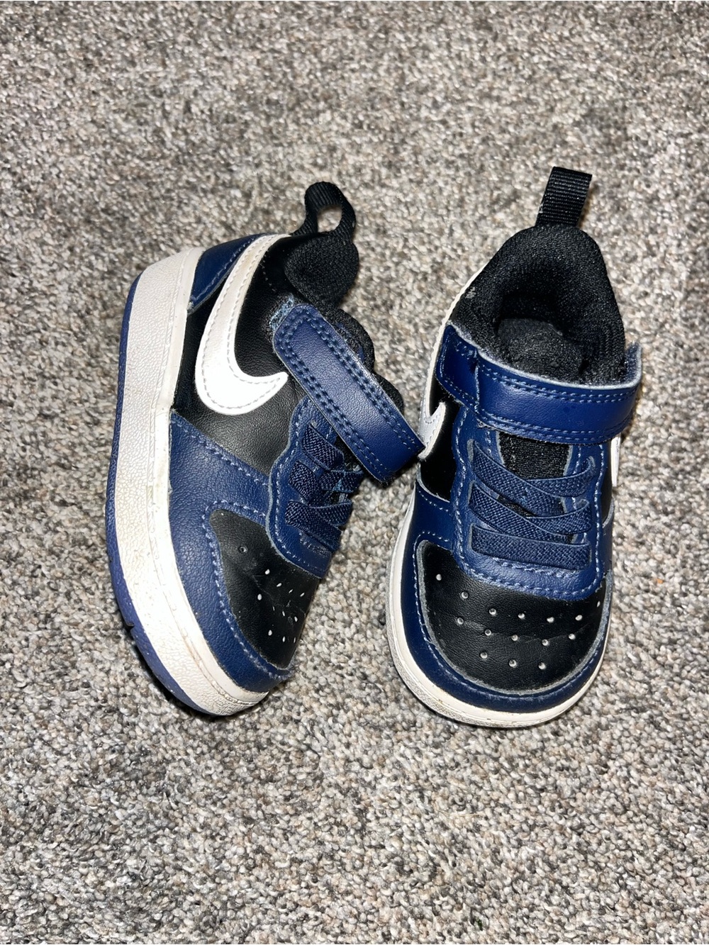 4c Nike blue and black sneakers euc
